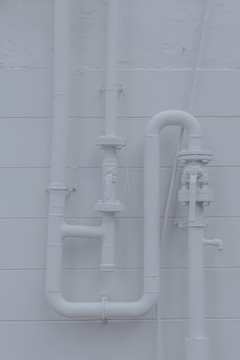 Wasserleitungen: Besser 16mm oder 20mm verwenden? a white wall with pipes attached to it