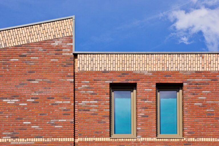 Rollladenwelle ausbauen – Gebäude mit Rollläden an Fenstern