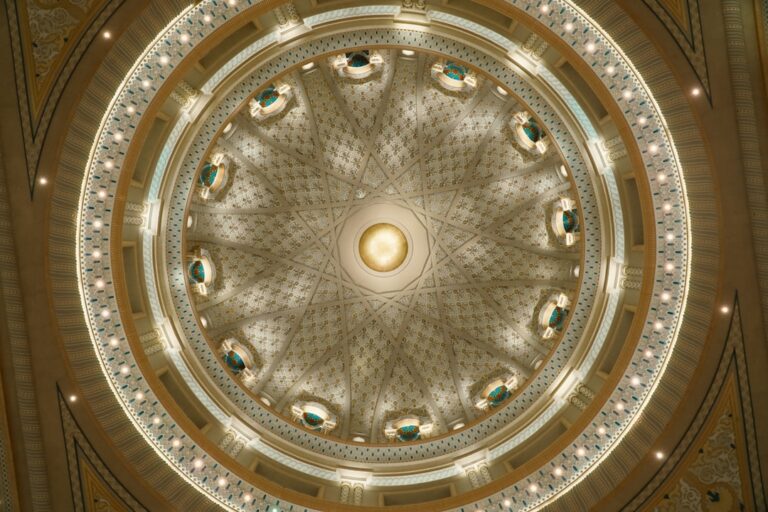 Staubläuse Nest finden – Untersuchung mit Lupe in der Wohnung