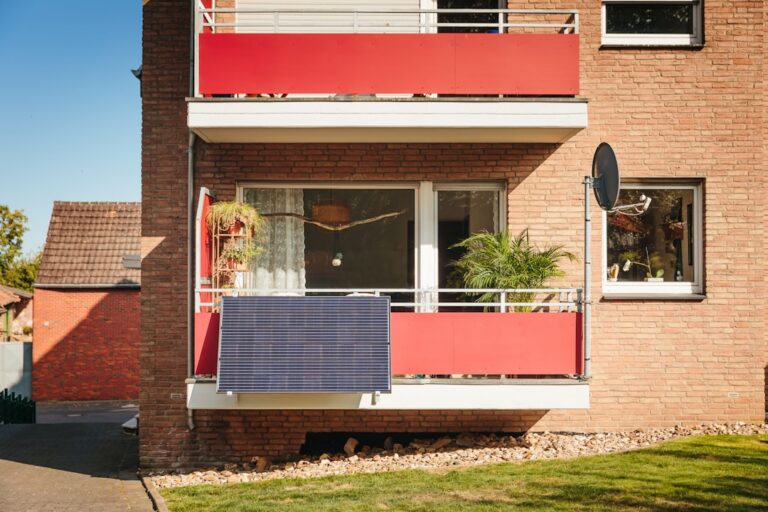 Balkonkraftwerk: FI-Schalter fliegt raus – Ursachen & Lösung Balkonkraftwerk FI-Schalter fliegt raus – Solarmodul auf Stadtbalkon installiert