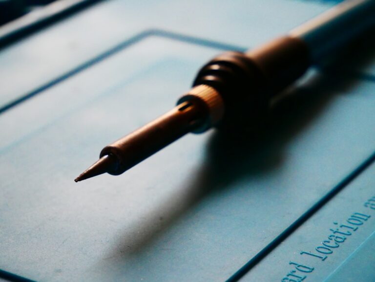 Bananenstecker löten: Schritt-für-Schritt erklärt Bananenstecker löten – Lötkolben auf einer hitzefesten Silikonmatte