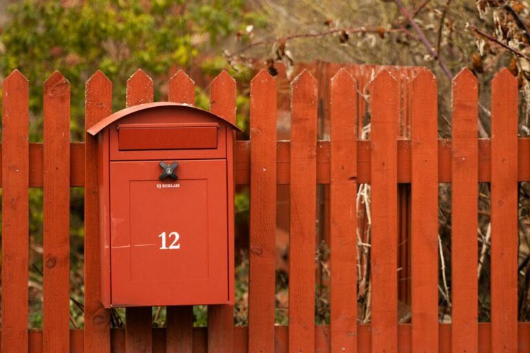 Briefkasten an der Grundstücksgrenze – Briefkasten am Zaun
