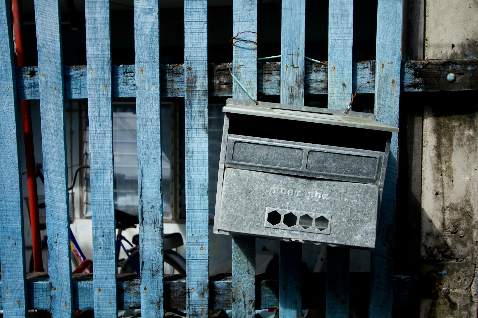Briefkasten an der Grundstücksgrenze – Briefkasten am Zaun