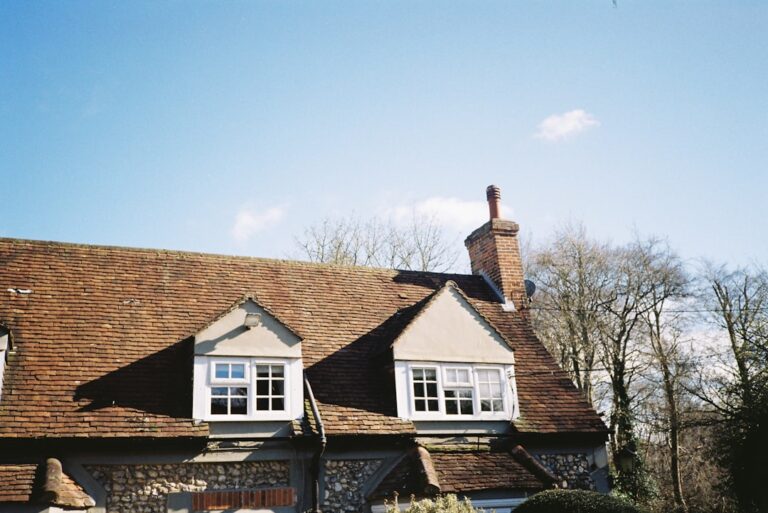 Dachgaube über gesamte Hausbreite – Traditionelles Haus mit Dachgauben