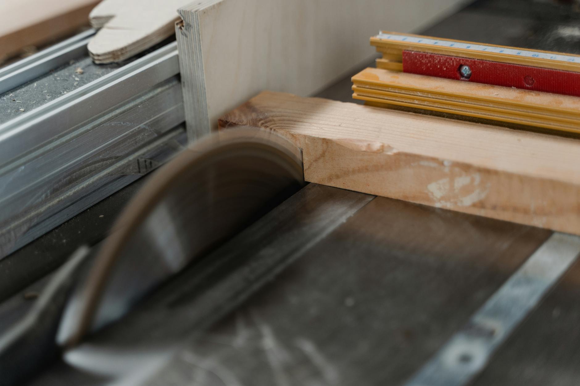 Plattensäge selber bauen – Tischkreissäge im Werktisch