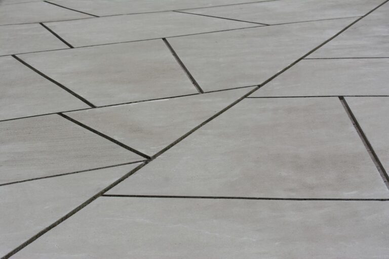 Beton abschleifen 1 cm – abstrakte Betonfläche mit geometrischen Linien