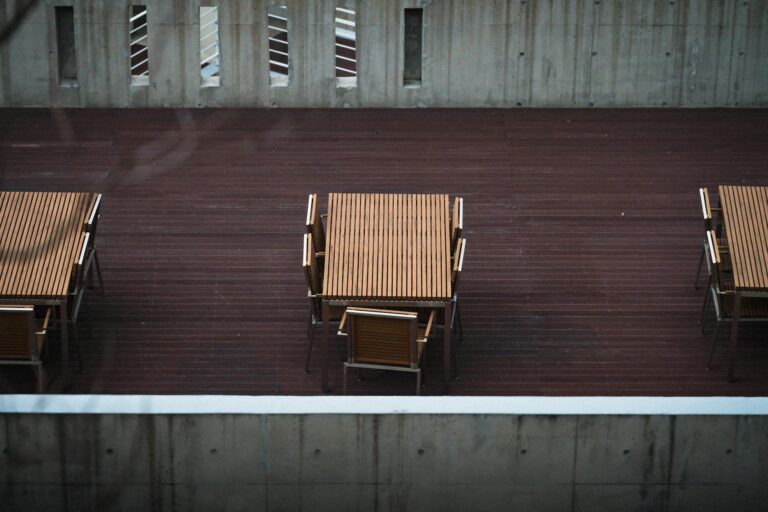 Betonplatten streichen – Terrasse mit Betonwänden und Holztischen