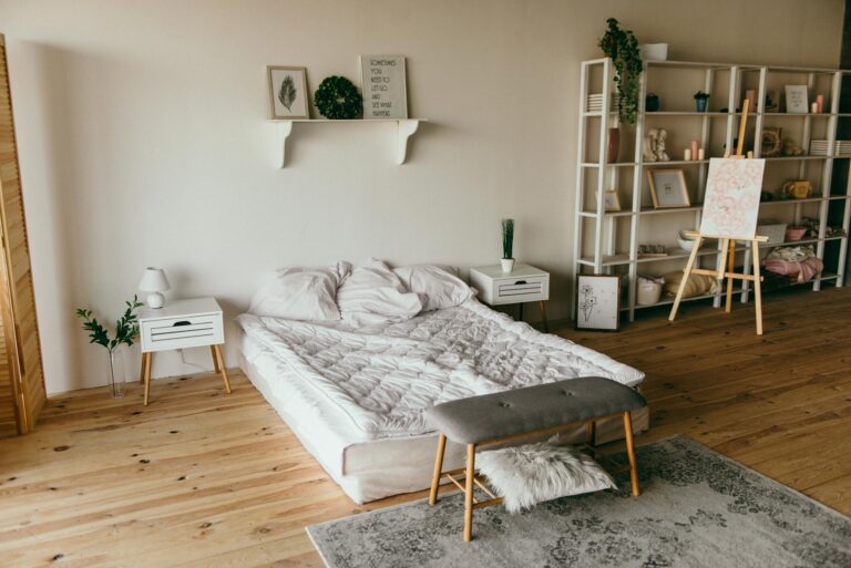 Bett rutscht auf Laminat – modernes Schlafzimmer mit Holzboden und niedrigem Bett