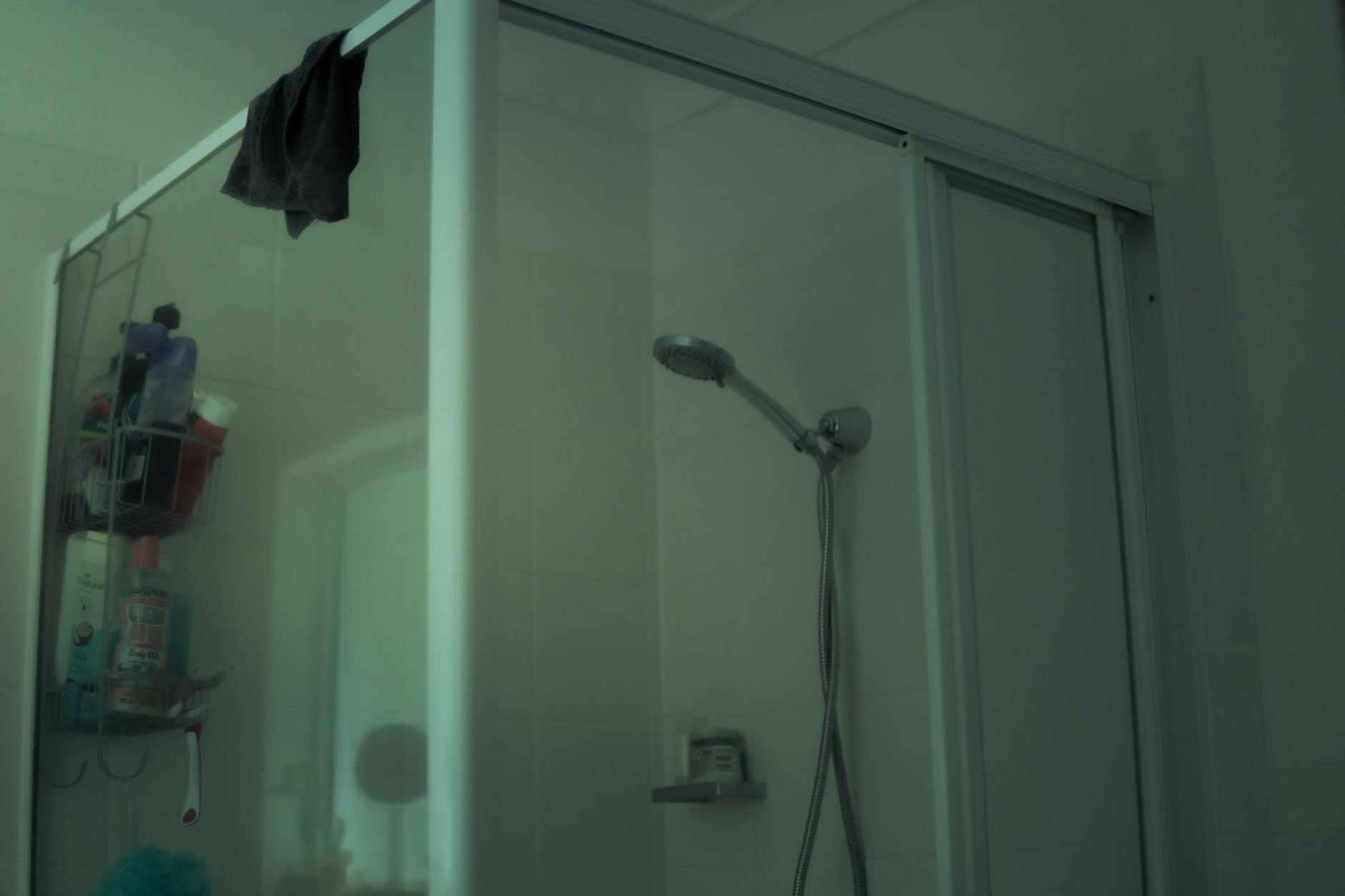 Duschschlauch kürzen – Glasdusche mit wandmontierter Brausearmatur