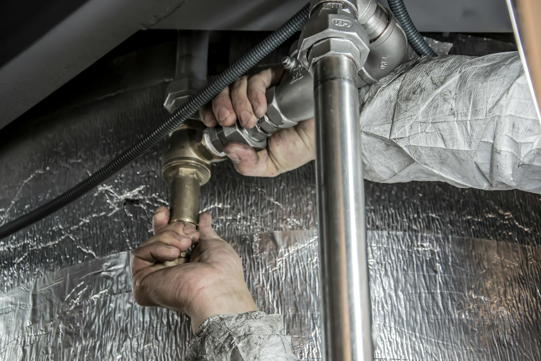 Eckventil-Kappe abziehen – Klempner-Hände an Sanitärinstallation