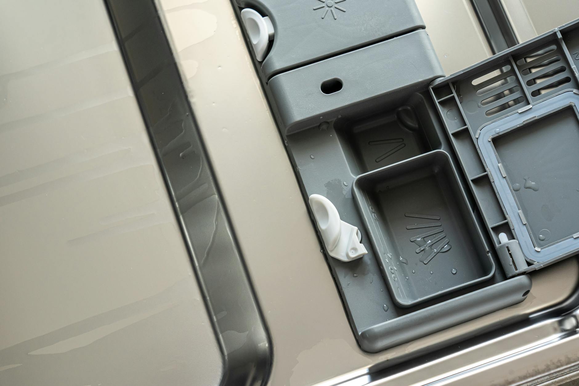 Exquisit Geschirrspüler Reset – Detailansicht Spülmittelfach mit Wassertropfen