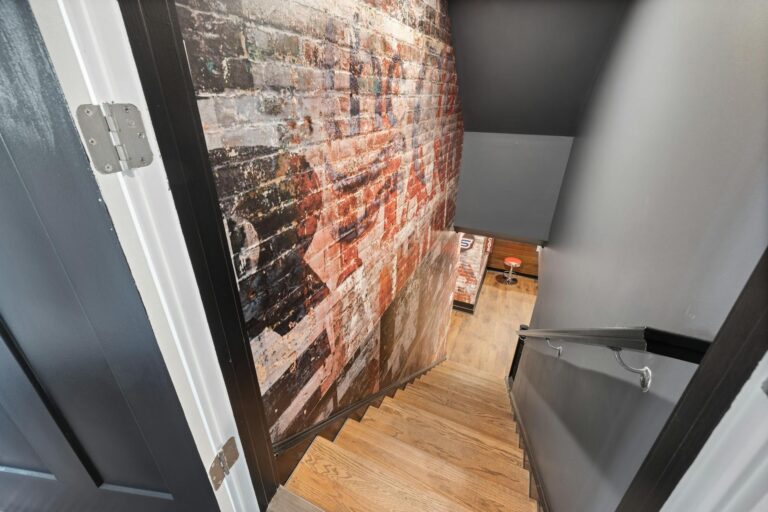 Fahrradrampe Kellertreppe selber bauen – moderne Treppe mit Backsteinwand