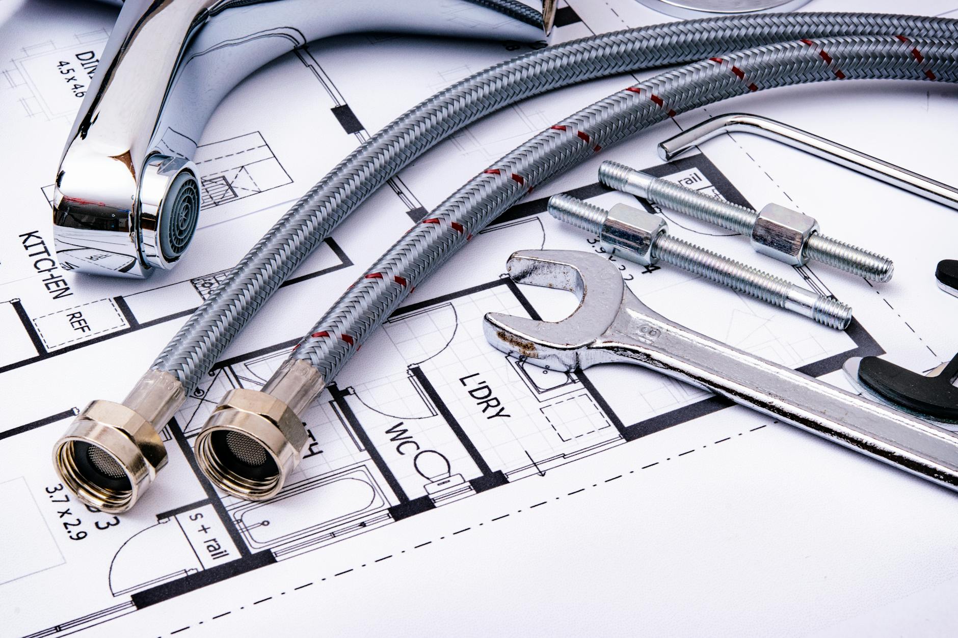 Kupferrohr reparieren – Sanitärwerkzeuge auf Bauplan