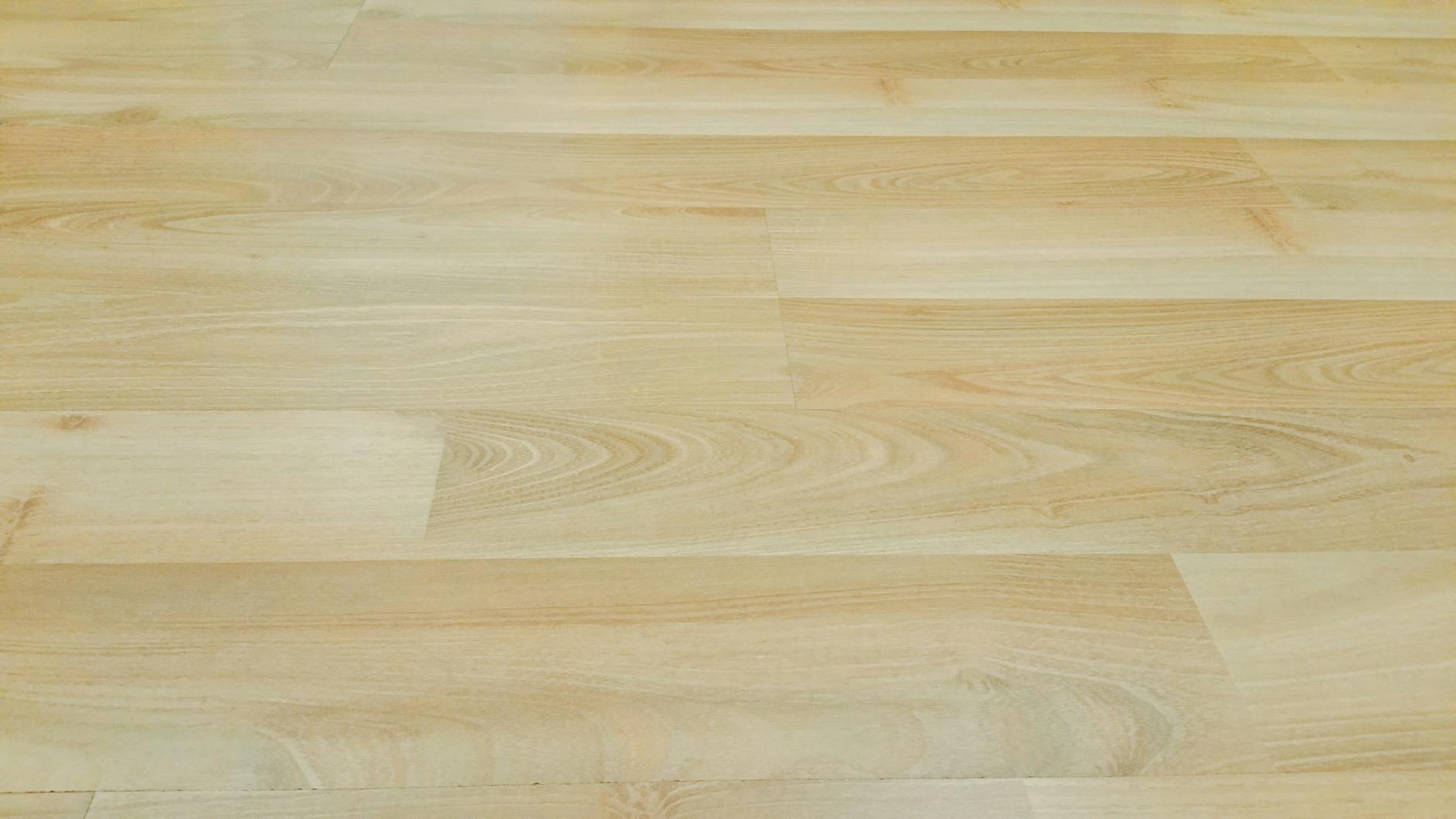 Laminat lässt sich runterdrücken – heller Holzboden mit natürlicher Struktur