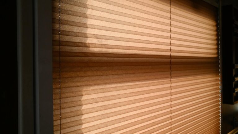 Plissee reparieren – Sonnenlicht durch Jalousien im Raum