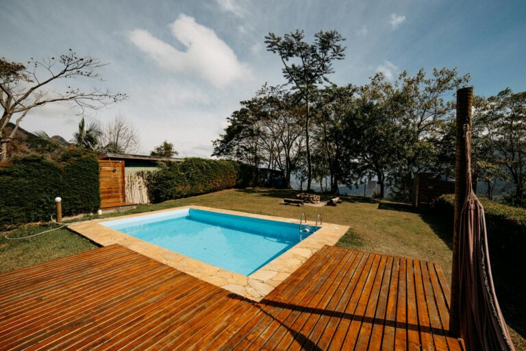 Pool-Podest selber bauen – Außenpool mit Holzterrasse und Grün