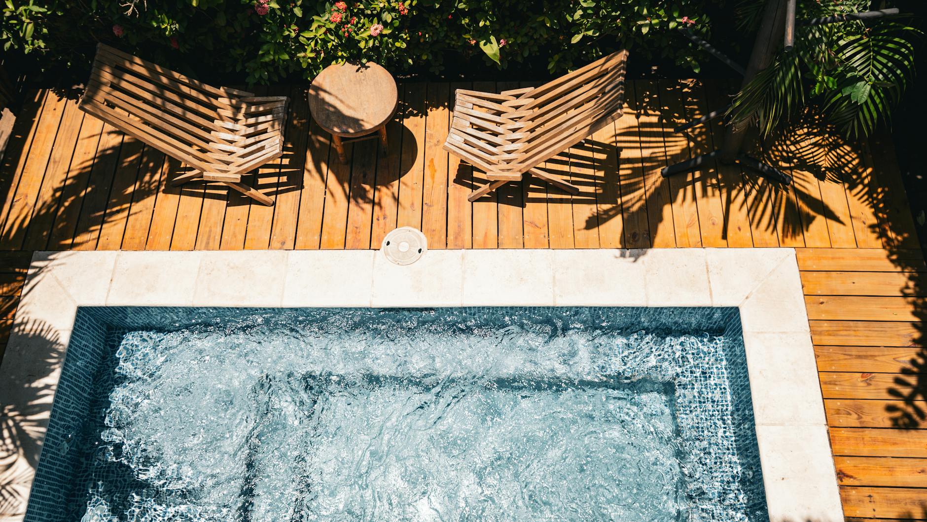 Pool-Podest selber bauen – Draufsicht moderner Außenpool mit Holzdeck