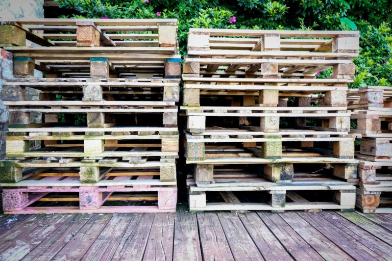 Pooltreppe aus Paletten – Holzpaletten auf Holzterrasse mit Grün