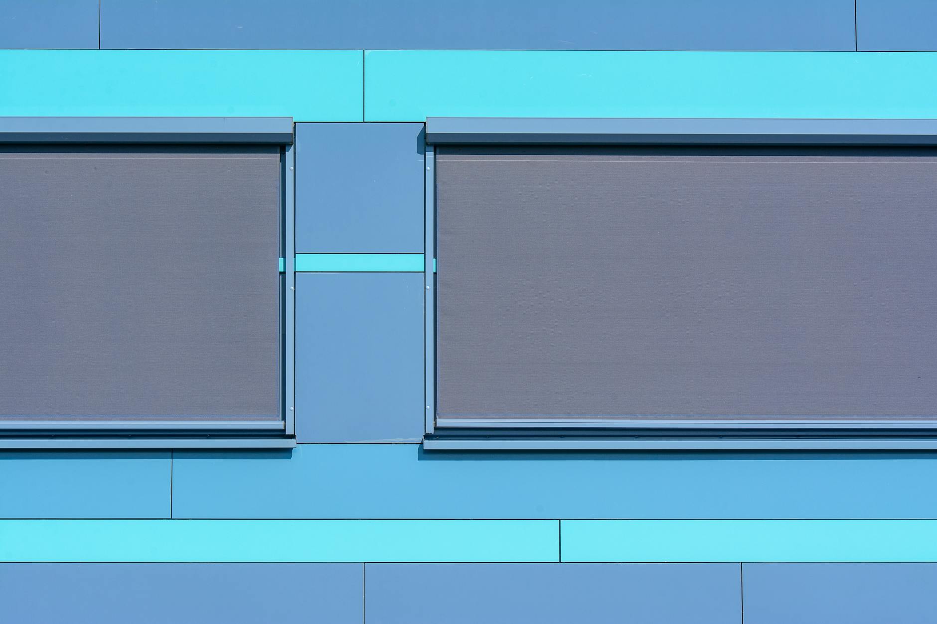 Rollladengurt verstecken – moderne Rollos an blauem Fenster