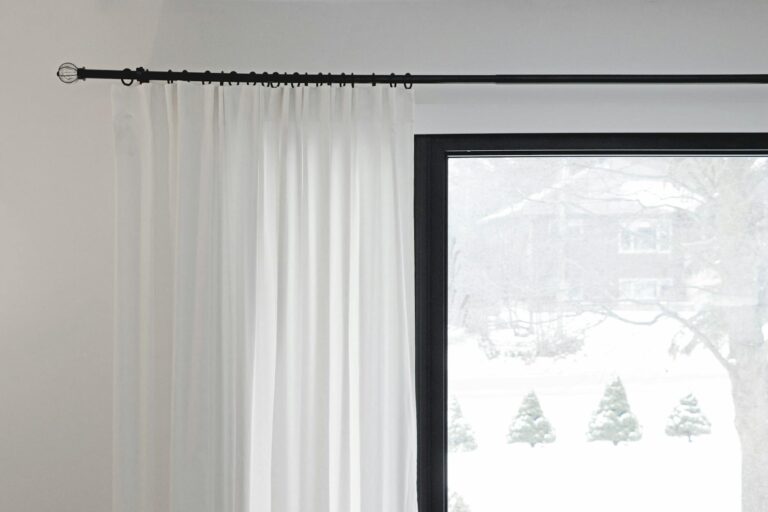 Rollo an Gardinenschiene befestigen – weiße Vorhänge an Fenster mit Schneeblick