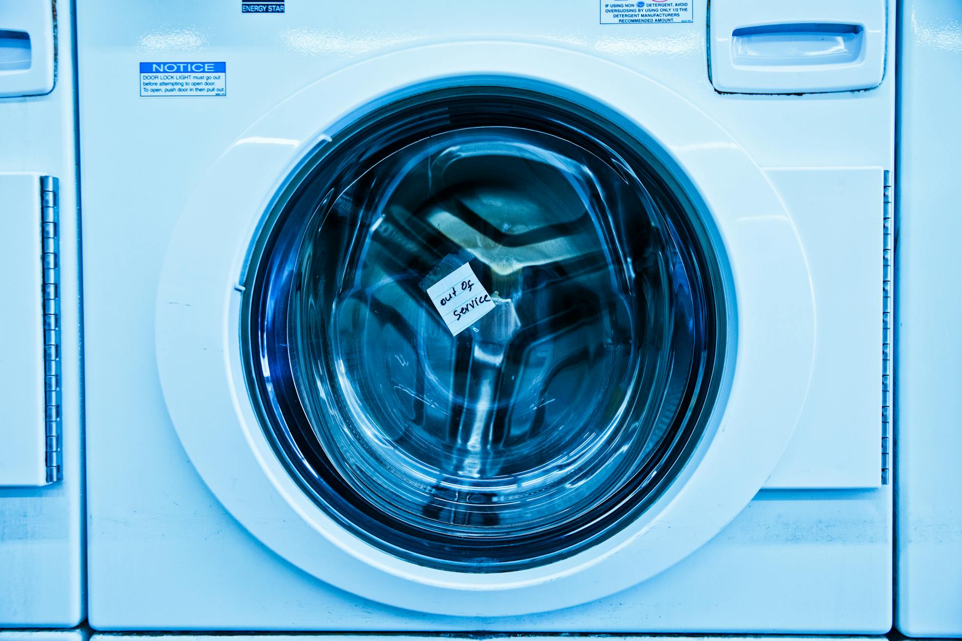 Waschmaschinentrommel locker – defekte Waschmaschine in einem Waschsalon