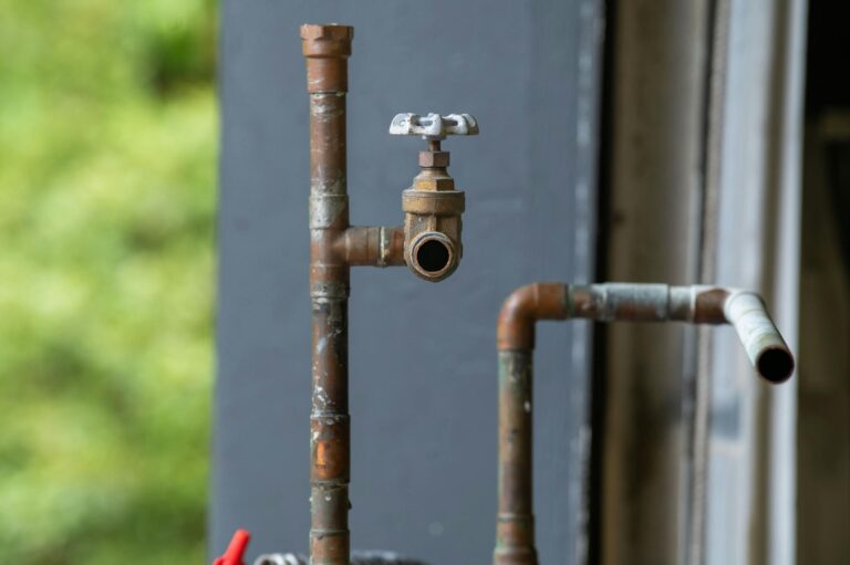 Wasserabsperrventil sitzt fest: So bekommst du es wieder gangbar Wasserabsperrventil sitzt fest – industrielle Wasserleitung mit Ventil