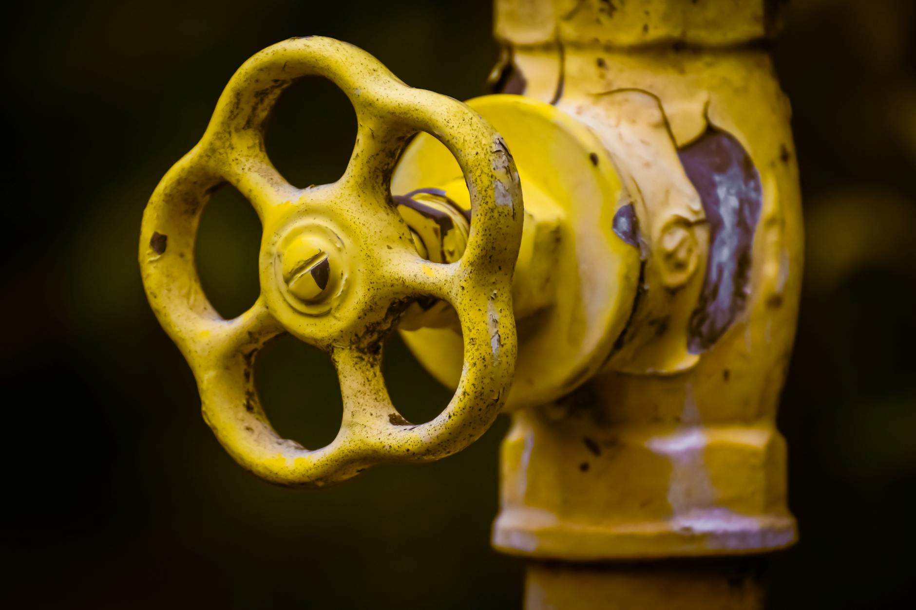 Wasserabsperrventil sitzt fest – gelbes Absperrventil aus Metall
