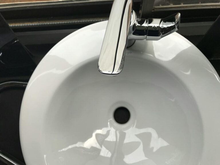 Wasserhahn mit 3 Anschlüssen auf 2 umbauen: So geht’s Wasserhahn 3 Anschlüsse umbauen – moderne Edelstahl-Armatur am Waschbecken