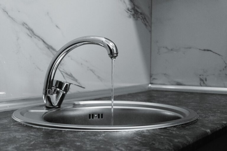 Wasserhahn aufdrehen – moderne Küchenarmatur mit fließendem Wasser