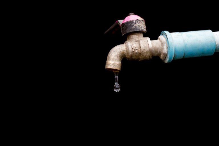 Wasserhahn lässt sich nicht zudrehen: Was tun? Wasserhahn lässt sich nicht zudrehen – Metall-Armatur mit Wassertropfen