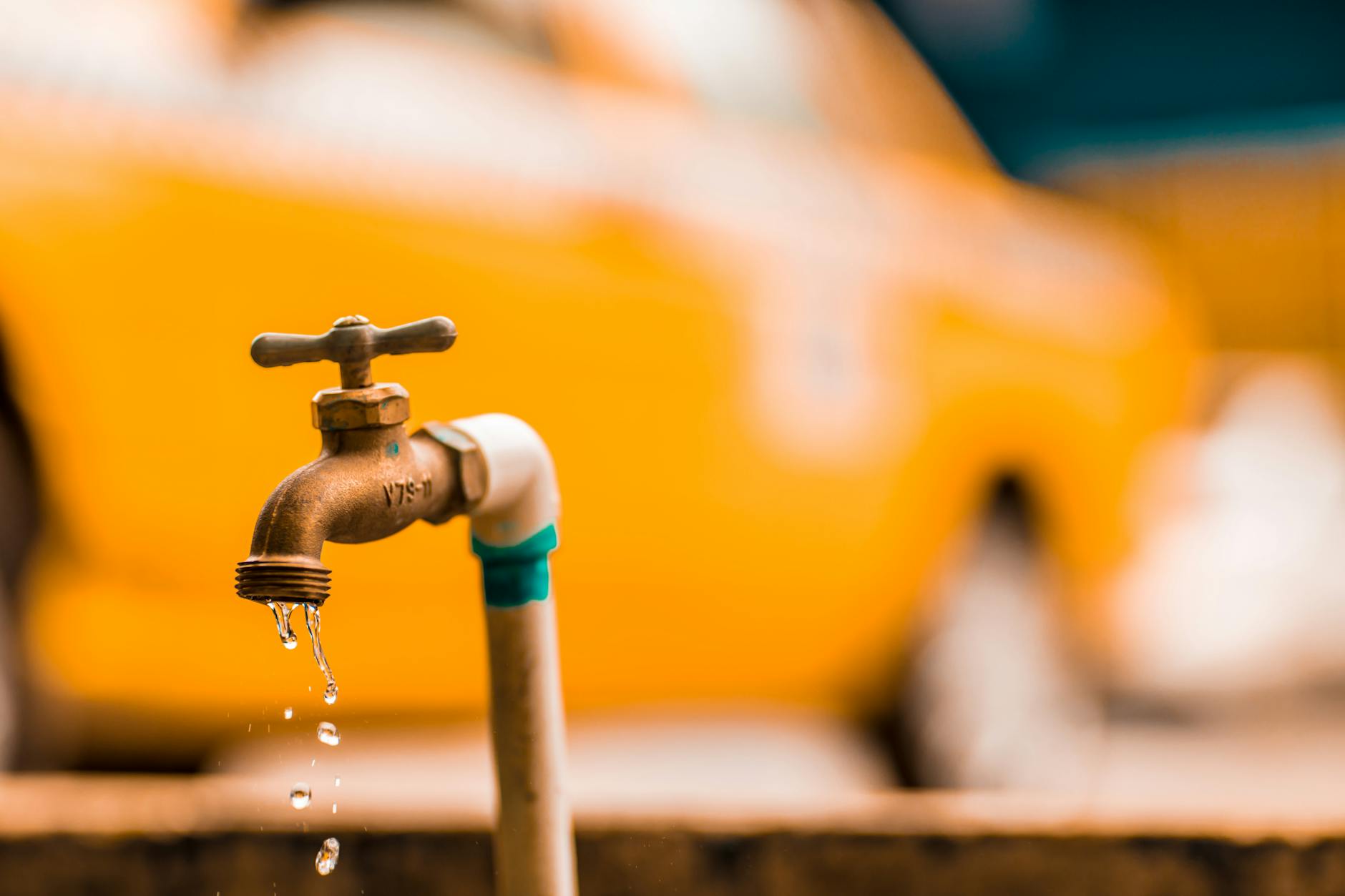 Wasserhahn läuft nach Zudrehen – Messing-Armatur mit Wassertropfen