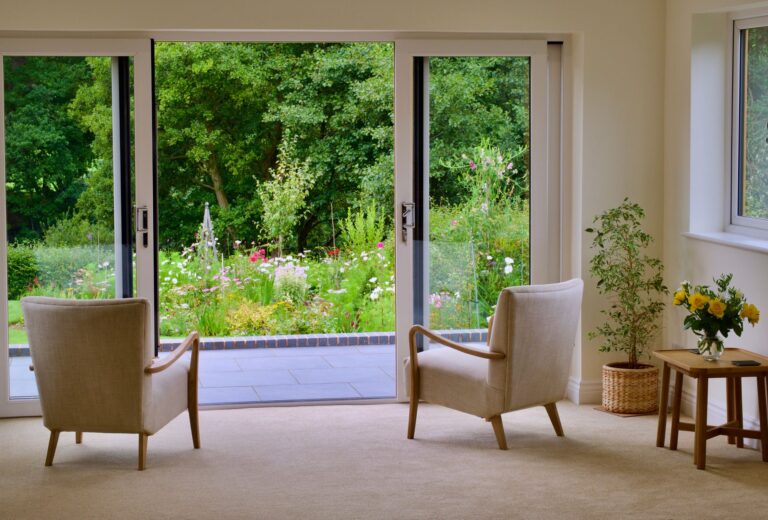 Balkontür Scharnier gebrochen – Wohnraum mit weißen Terrassentüren zum Garten