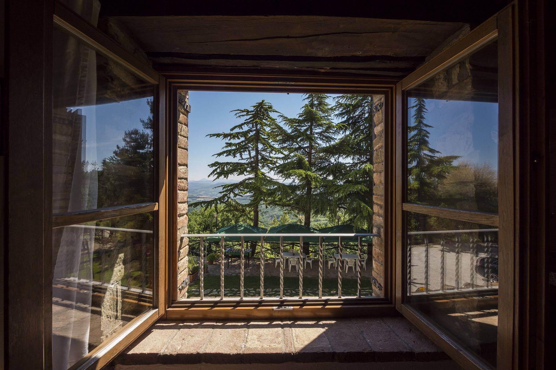 Fliegengitter am Fenster anbringen – offenes Fenster mit Blick ins Grüne