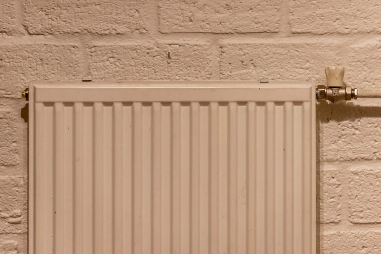 Heizkörper entlüften: So geht es schnell und richtig Heizkörper entlüften – weißer Heizkörper unter einem Fenster
