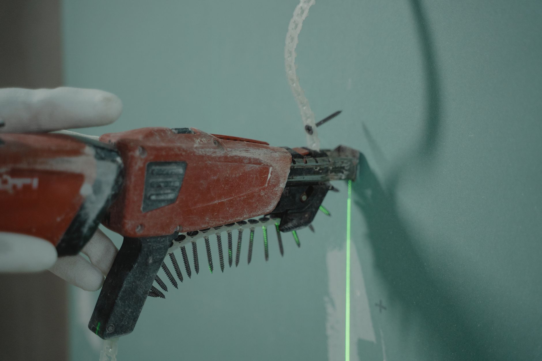 Welcher Dübel für welche Wand – Bohrmaschine an einer Wand