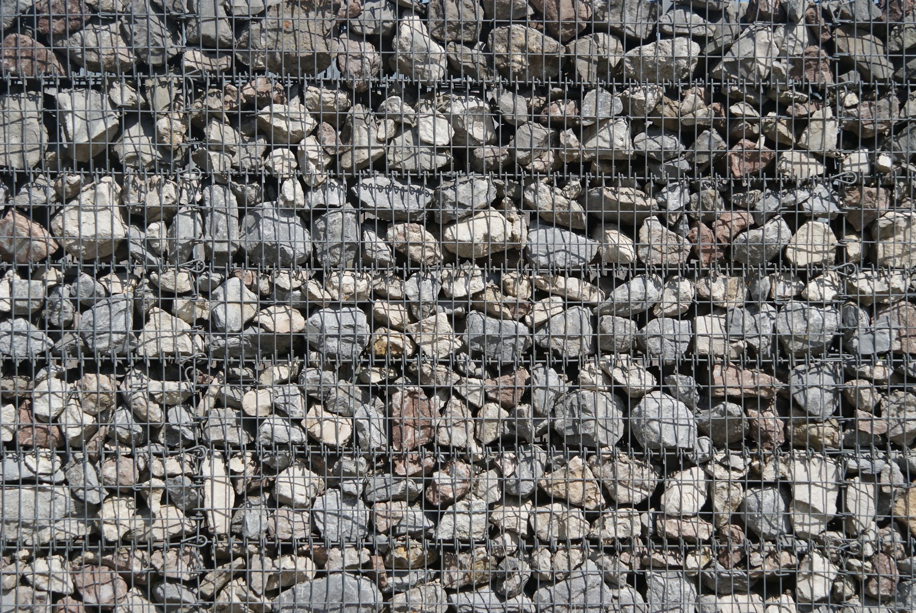 Gabionen aufstellen – Detail einer mit Steinen gefüllten Gabionenwand
