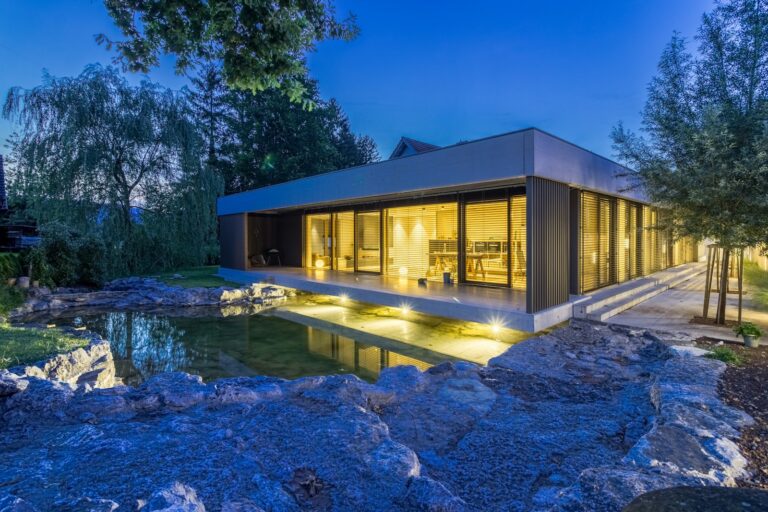 Welche Vorteile bietet der Bau eines Bungalows? gray and black house under blue sky