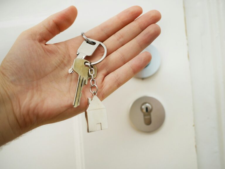 Selbst gebautes Haus verkaufen: Wertermittlung und Vorbereitung im Überblick keys on hand