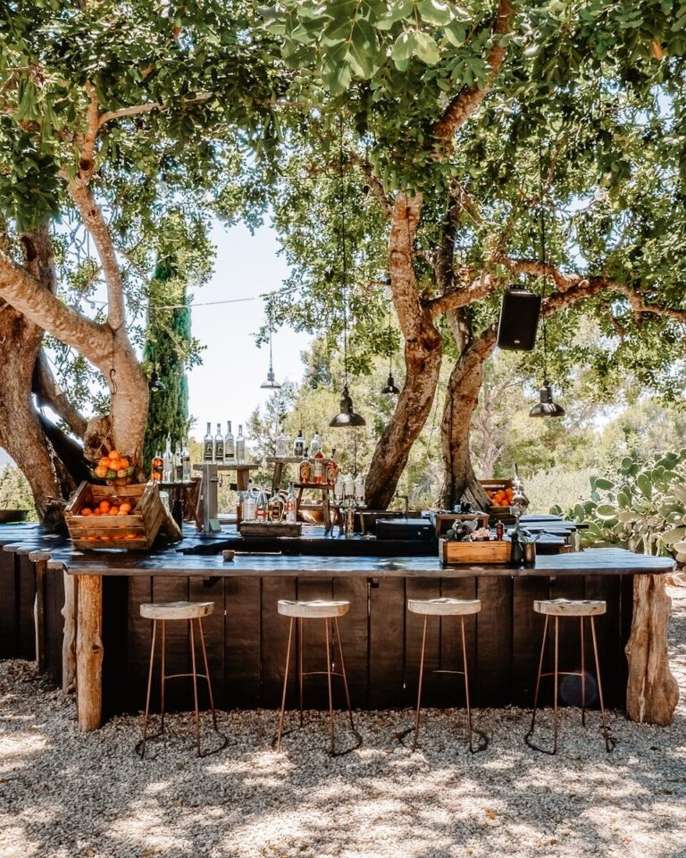 Die Außenküche richtig planen: Worauf es bei Materialwahl und Aufbau ankommt brown wooden table with chairs and trees