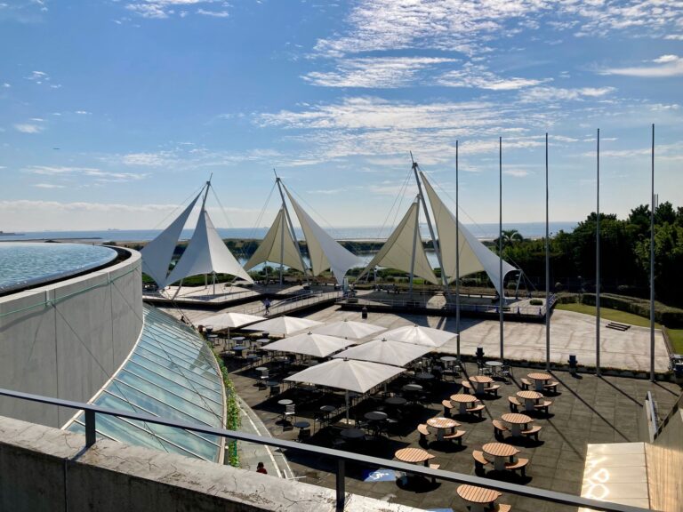 Beschattung für schräge Terrassenecken: Lösungen für ungewöhnliche Grundrisse Beschattung für schräge Terrassenecken: dreieckiges Sonnensegel über der Terrasse