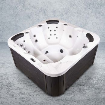 Outdoor-Whirlpool kaufen &ndash; Whirlpool mit dunkler Holzverkleidung im Garten