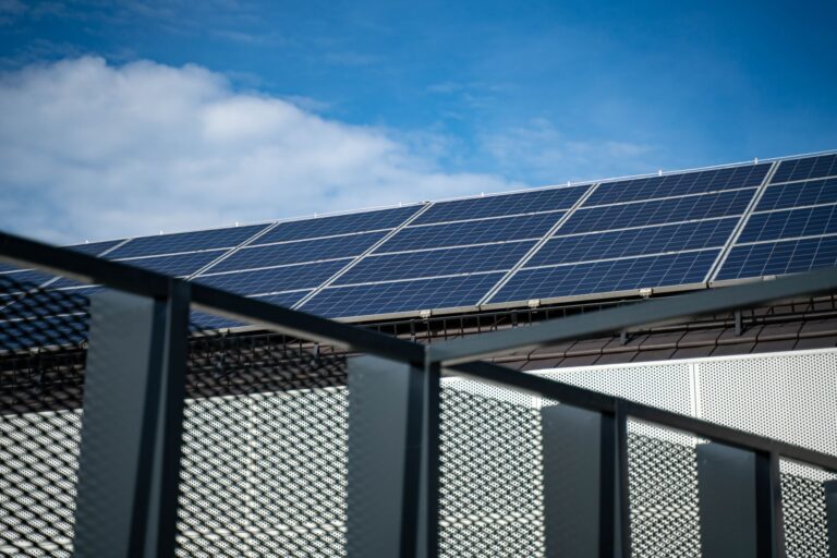Solarstrom vom eigenen Balkon: Technik, Nutzen und Grenzen Balkonkraftwerk mit Speicher an der Balkonbrüstung