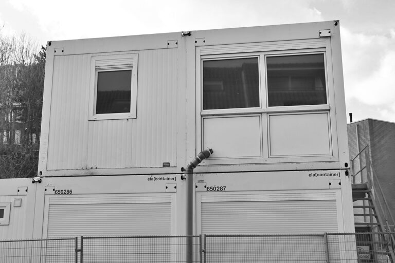 Container als Bürofläche: Kauf, Leasing oder Mietkauf im Vergleich Bürocontainer als moderne Bürofläche auf Firmengelände