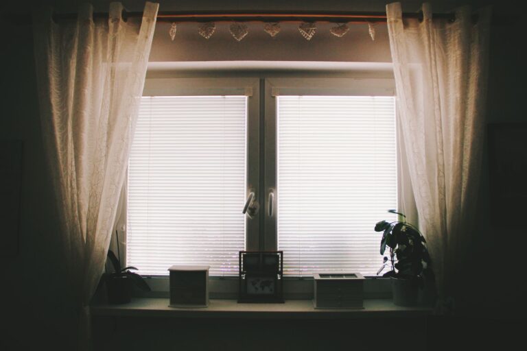 Plissee nach Maß am Fenster im Neubau