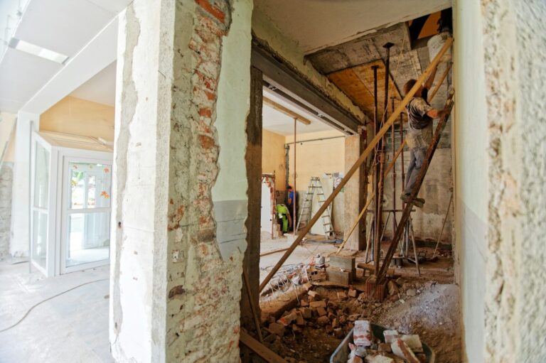 Sanierung oder Neubau in Münster – Wege zur richtigen Entscheidung man climbing on ladder inside room