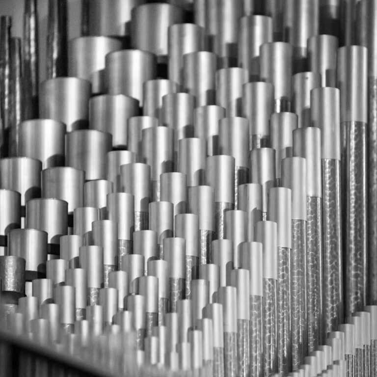 Alu-Winkelprofile nach Maß: Wo sie beim Hausbau sinnvoll sind black and white concrete building