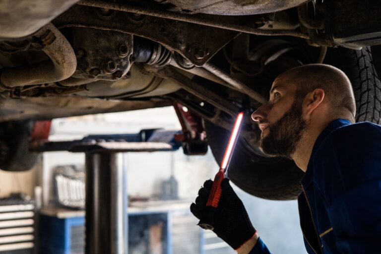 Feierabendbaustelle: Carport und Garage richtig ausleuchten Arbeitsscheinwerfer LED – Arbeitslicht in der Garage am Abend